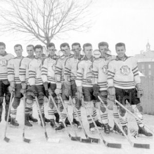 Champions Couillard, une des &eacute;quipes de hockey, du Coll&egrave;ge de Sainte-Anne &agrave; La Pocati&egrave;re