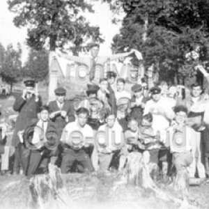 Promenade des &eacute;l&egrave;ves du 99e cours du Coll&egrave;ge de Sainte-Anne &agrave; la rivi&egrave;re Saint-Jean &agrave; La Pocati&egrave;re