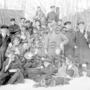 Des &eacute;l&egrave;ves du 89e cours du Coll&egrave;ge de Sainte-Anne, &agrave; La Pocati&egrave;re, lors d&rsquo;une partie de sucre &agrave; la cabane