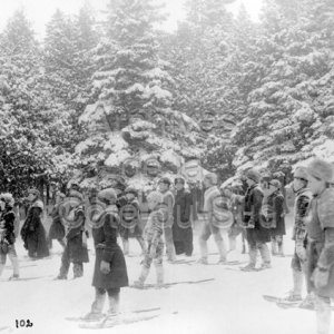 Des pr&ecirc;tres et des &eacute;l&egrave;ves du Coll&egrave;ge de Sainte-Anne, &agrave; La Pocati&egrave;re, lors d&rsquo;une promenade en raquettes