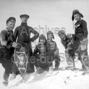 L&rsquo;abb&eacute; Fran&ccedil;ois Gagnon et des &eacute;l&egrave;ves du Coll&egrave;ge de Sainte-Anne, &agrave; La Pocati&egrave;re, lors d&rsquo;une promenade en raquettes