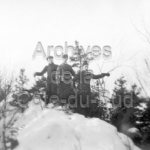 Les abb&eacute;s Ren&eacute; Tanguay, Joseph Pelchat et Cl&eacute;ment Leclerc pr&ecirc;tres du Coll&egrave;ge de Sainte-Anne, &agrave; La Pocati&egrave;re, lors d&rsquo;une promenade en raquettes dans la montagne du Coll&egrave;ge
