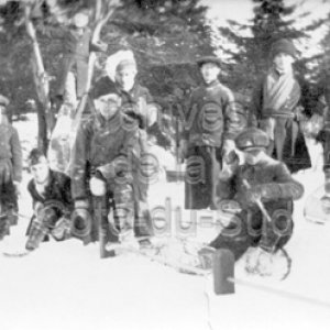 Des &eacute;l&egrave;ves du Coll&egrave;ge de Sainte-Anne, &agrave; La Pocati&egrave;re, lors d&rsquo;une promenade en raquettes dans la montagne du Coll&egrave;ge