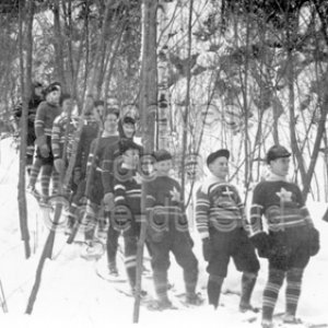 Des &eacute;l&egrave;ves du Coll&egrave;ge de Sainte-Anne, &agrave; La Pocati&egrave;re, lors d&rsquo;une promenade en raquettes dans la montagne du Coll&egrave;ge