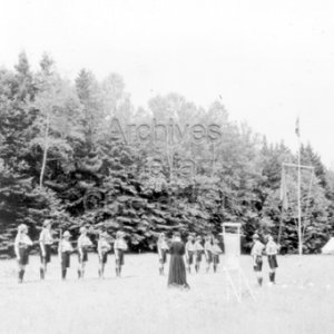 Lev&eacute;e du drapeau au camp scout de la 1&egrave;re troupe Sainte-Anne &agrave; Saint-&Eacute;leuth&egrave;re