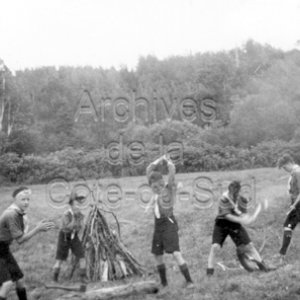 Pr&eacute;paration du feu de camp, au camp scout de la 1&egrave;re troupe Sainte-Anne &agrave; Sainte-H&eacute;l&egrave;ne