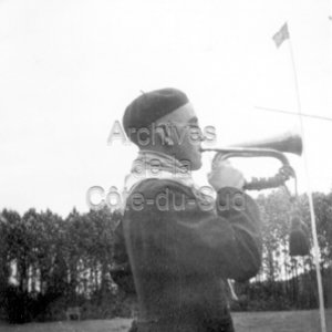 Alphonse Fortin sonne le clairon au camp scout de la 1&egrave;re troupe Sainte-Anne &agrave; Sainte-H&eacute;l&egrave;ne