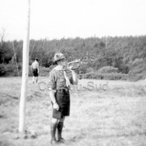 Maurice Bois sonne le clairon au camp scout de la 1&egrave;re troupe Sainte-Anne &agrave; Sainte-H&eacute;l&egrave;ne