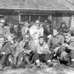 Des &eacute;l&egrave;ves du Coll&egrave;ge de Sainte-Anne, &agrave; La Pocati&egrave;re, lors d&rsquo;une partie de sucre &agrave; la cabane de Charles Thiboutot