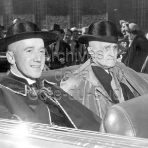 Mgr Bruno Desrochers et Mgr Auguste Boulet dans le cort&egrave;ge qui les am&egrave;nent &agrave; Sainte-Anne-de-la-Pocati&egrave;re pour l&rsquo;intronisation de Mgr Desrochers comme nouvel &eacute;v&ecirc;que de ce dioc&egrave;se