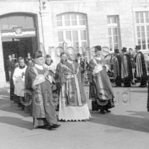 Le clerg&eacute; se rend en cort&egrave;ge du Coll&egrave;ge &agrave; la Cath&eacute;drale lors du sacre de Mgr Bruno Desrochers comme nouvel &eacute;v&ecirc;que du dioc&egrave;se de Sainte-Anne-de-la-Pocati&egrave;re
