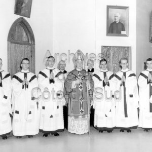 Mgr Bruno Desrochers et les 6 pr&ecirc;tres qu&rsquo;il va ordonner dans la sacristie de la crypte de la future cath&eacute;drale de Sainte-Anne-de-la-Pocati&egrave;re