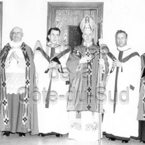 Mgr Bruno Desrochers avec entre autres Lionel L&eacute;veill&eacute; et Germain Laplante qu&rsquo;il va ordonner dans la sacristie de la crypte de la future cath&eacute;drale de Sainte-Anne-de-la-Pocati&egrave;re