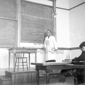 L&rsquo;abb&eacute; Joseph-Albert Anctil enseignant les math&eacute;matiques au Coll&egrave;ge de Sainte-Anne &agrave; La Pocati&egrave;re