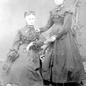 Am&eacute;lie et Georgina Chapais