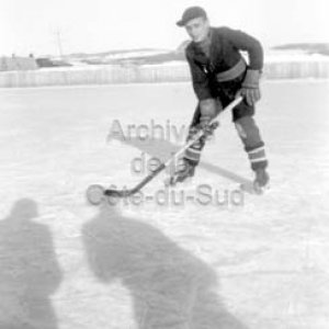 Maurice C&ocirc;t&eacute;, du 115e cours, avant une partie de hockey sur la patinoire du Coll&egrave;ge de Sainte-Anne &agrave; La Pocati&egrave;re