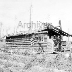 L’ agronome Joseph Laliberté devant sa première maison en bois rond à Sainte-Anne-de-Roquemaure en Abitibi