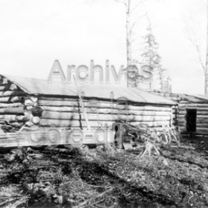 La cache et la première maison en bois rond d’Alphonse Brassard à Sainte-Anne-de-Roquemaure en Abitibi