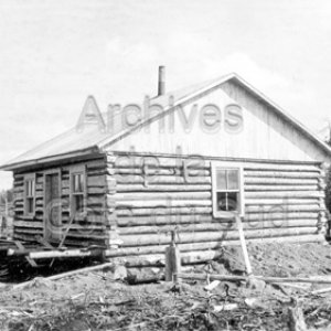 Maison de colons en bois rond du canton de Roquemaure en Abitibi