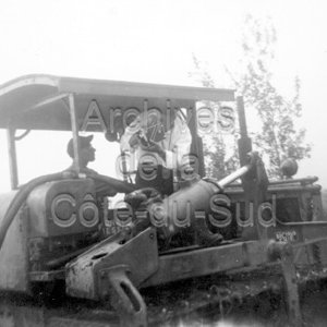 L&rsquo;abb&eacute; Maurice Proulx lors du tournage du film D&eacute;frichement motoris&eacute;