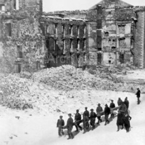 B&eacute;lier pour renverser les murs en ruines apr&egrave;s l&rsquo;incendie du Coll&egrave;ge de Sainte-Anne &agrave; La Pocati&egrave;re