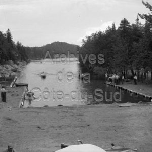 Plaisanciers au bassin du lac des Prairies &agrave; Sainte-Louise