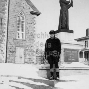 Horace Miner devant la statue d&rsquo;&Eacute;douard Quertier, ap&ocirc;tre de la temp&eacute;rance