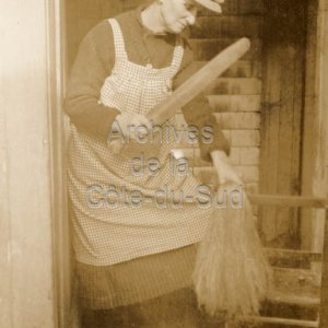 Mme Arthur Gagnon proc&eacute;dant &agrave; l&rsquo;&eacute;cor&ccedil;age du lin