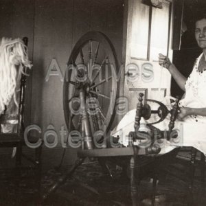 Mme Napol&eacute;on Chouinard (Marie-Anna Pelletier) au rouet
