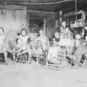 La famille de Jean-Baptiste Raymond au rouet et au d&eacute;vidoir