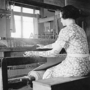 Anne Gagnon, fille d’Arthur, au métier à tisser dans la cuisine