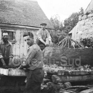 Hommes construisant un four &agrave; pain