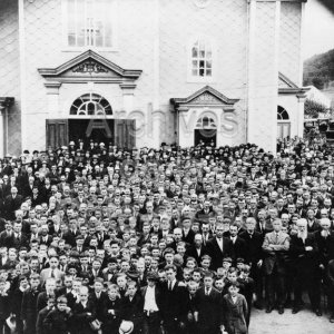 Photographie paroissiale prise &agrave; la sortie de la messe en 1920