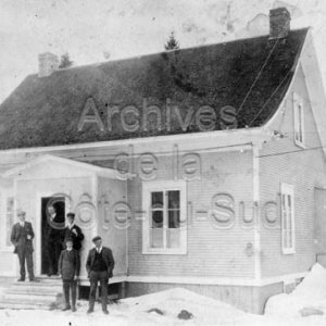 Le bureau de la compagnie Power Lumber avec le propri&eacute;taire et quelques employ&eacute;s.