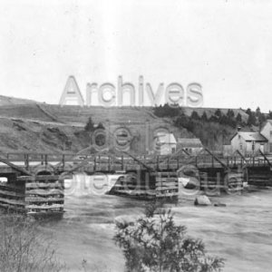 Le pont de bois enjambant la rivi&egrave;re Ouelle, remplac&eacute; en 1909 par un pont en fer