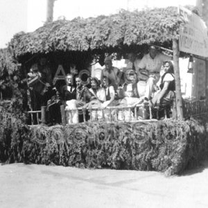 Char all&eacute;gorique &laquo;Soir&eacute;e du bon vieux temps&raquo; lors de la parade des f&ecirc;tes du centi&egrave;me anniversaire de Saint-Pac&ocirc;me le 24 juillet 1951