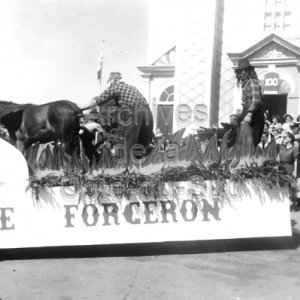 Char all&eacute;gorique &laquo;Le forgeron&raquo; lors de la parade des f&ecirc;tes du centi&egrave;me anniversaire de Saint-Pac&ocirc;me le 24 juillet 1951