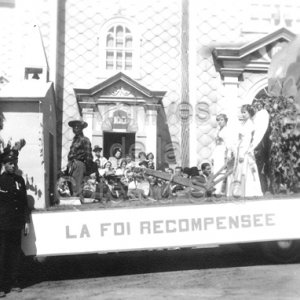 Char all&eacute;gorique &laquo;La foi r&eacute;compens&eacute;e&raquo; lors de la parade des f&ecirc;tes du centi&egrave;me anniversaire de Saint-Pac&ocirc;me le 24 juillet 1951