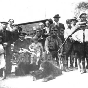 Partie de chasse avec le vicaire Tanguay o&ugrave; un ours &agrave; &eacute;t&eacute; tu&eacute;