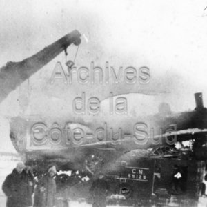 La grue soulevant la locomotive lors du d&eacute;raillement de 1920