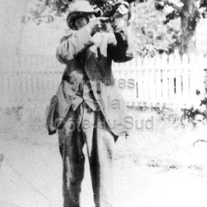 Arthur (&agrave; Jean) Gagnon &eacute;paulant une carabine