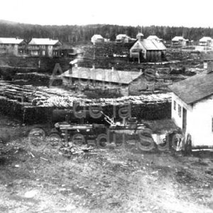 Boutique &agrave; bois, porcherie et ensemble du village de Rivi&egrave;re-Manie
