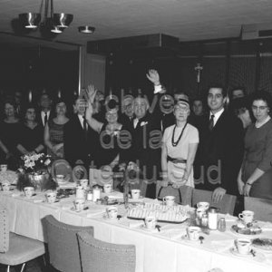 Le Dr G&eacute;rard Dallaire et son &eacute;pouse saluant lors de la soir&eacute;e l&rsquo;&eacute;lection du docteur