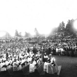 R&eacute;union des fid&egrave;les du dioc&egrave;se lors de la F&ecirc;te-Dieu au sanctuaire de Notre-Dame-de-Fatima
