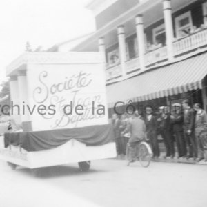 Le char de la Soci&eacute;t&eacute; Saint-Jean-Baptiste lors de la parade de la Saint-Jean-Baptiste
