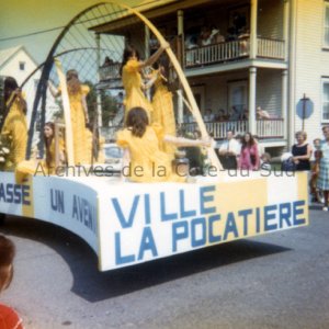 Le char all&eacute;gorique de Ville La Pocati&egrave;re lors de la parade de la Saint-Jean-Baptiste tenue dans le cadre des f&ecirc;tes du tricentenaire en 1973