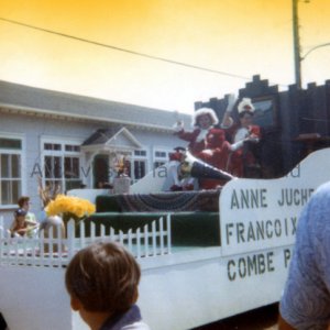 Le char allégorique représentant le premier couple seigneurial lors de la parade de la Saint-Jean-Baptiste tenue dans le cadre des fêtes du tricentenaire en 1973
