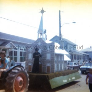 Le char all&eacute;gorique illustrant la vieille &eacute;glise et son cur&eacute; lors de la parade de la Saint-Jean-Baptiste tenue dans le cadre des f&ecirc;tes du tricentenaire en 1973