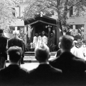 Pr&ecirc;tres devant un reposoir lors d&rsquo;une procession de la F&ecirc;te-Dieu