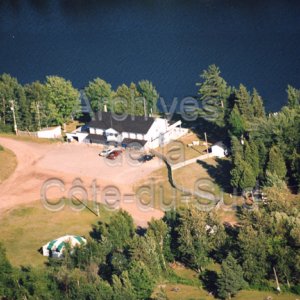 Vue aérienne de l’hôtel et du camping du lac Saint-Pierre à Mont-Carmel